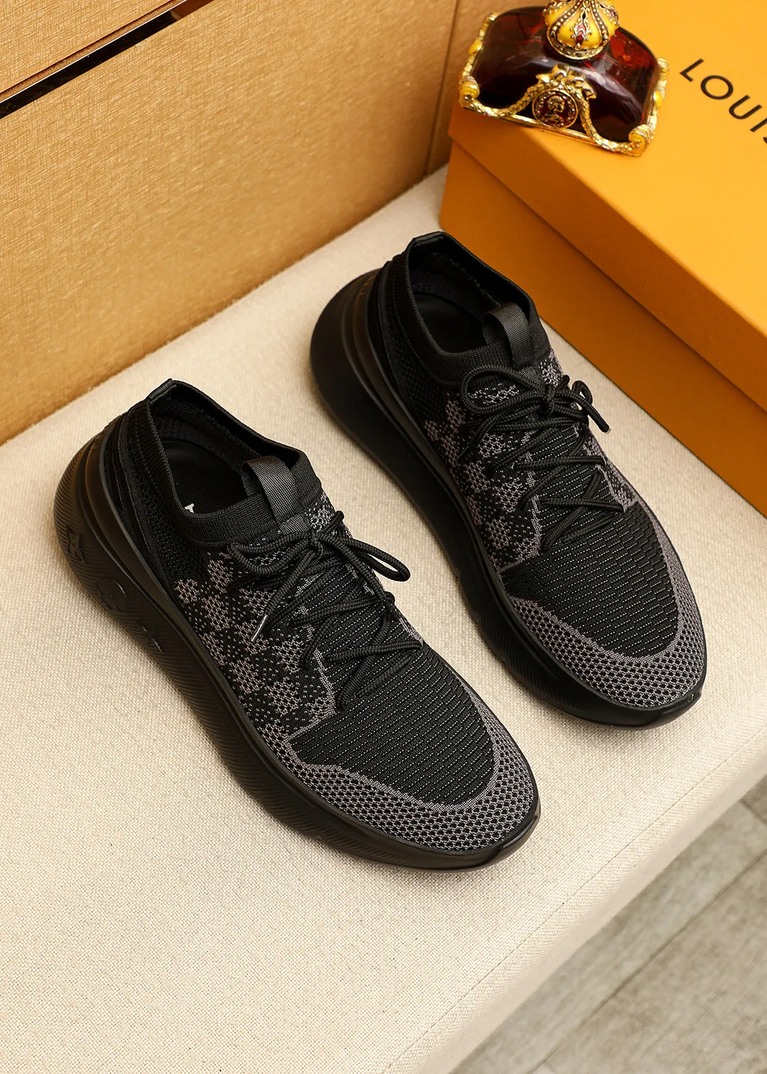 Men's men's shoes 💰480💐 Louis Vuitton Louis Vuitton 2025 new four-season lace-up series! The complex fly-knitting process for shoe uppers is now on the market. The counter has LV shape embossed stitching with original patterns, original raw materials, fabrics, and original fly-knitting! The inside is original and customized! 1:1 outsole mold opening! Foam outsole! 38-44 (45 customized)